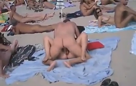 Люди занимаются сексом на нудистском пляже